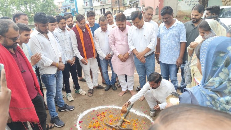 विधायक मोतीलाल साहू के निर्देश पर ग्रामीण विधायक प्रतिनिधि मैकमिलन साहू ने नगर निगम जोन 9 वार्ड 8 मे सतनामी समाज सामुदायिक भवन निर्माण शीघ्र