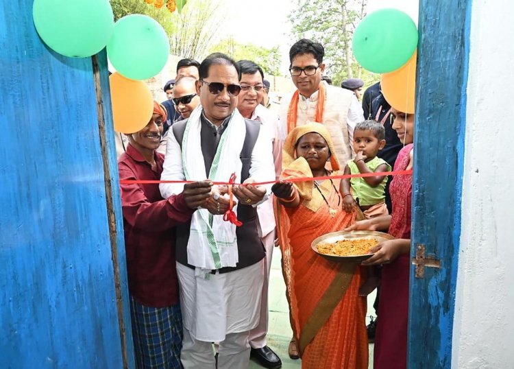 पक्के घर का सपना हुआ साकार : मुख्यमंत्री  विष्णु देव साय ने लेमरू में हितग्राही धरम सिंह के नए आवास में कराया गृह प्रवेश
