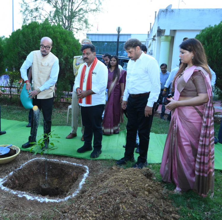 राज्यपाल  रमेन डेका ने किया पौधरोपण, कवर्धा कलेक्ट्रेट परिसर में रोपा आम का पौधा, पर्यावरण संरक्षण का दिया संदेश