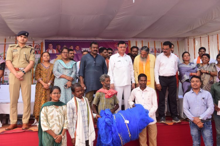 मछली पालन विभाग द्वारा मछुआरा समिति को वितरित किया गया मछली पकड़ने का जाल