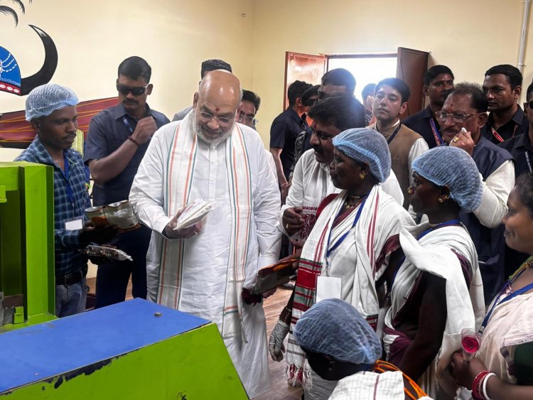 केंद्रीय गृहमंत्री  अमित शाह ने चखा बस्तर की इमली का स्वाद बोले यहां की इमली का स्वाद खट्टा नहीं बल्कि मीठा