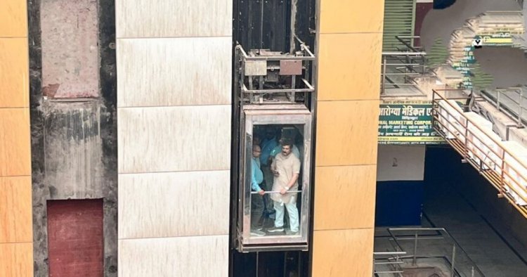 RAIPUR  : लिफ्ट में फंसे भाजपा प्रदेश प्रवक्ता समेत 7 लोग, मचा हड़कंप, जिम्मेदारों पर कार्रवाई की मांग