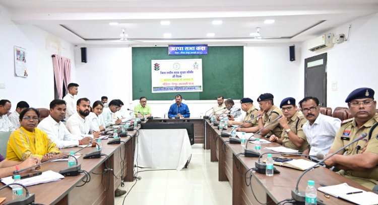 कलेक्टर की अध्यक्षता में जिला स्तरीय सड़क सुरक्षा समिति की बैठक आयोजित
