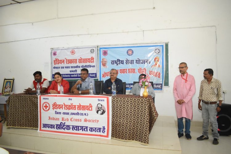 रेडक्रॉस की गतिविधियों का अवलोकन करने पहुंचे राज्यपाल के सचिव डॉक्टर प्रसन्ना