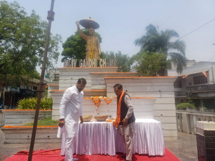 पूर्व प्रधानमंत्री राजीव गांधी का 35 वीं पुण्यतिथि पर निगम नेता प्रतिपक्ष आकाश तिवारी, निगम संस्कृति विभाग अध्यक्ष अमर गिदवानी ने किया सादर नमन 
