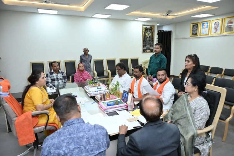 महापौर मीनल चौबे ने नगर निगम रायपुर में अपील समिति की बैठक ली, अपील समिति ने 11 प्रकरणों में उभय पक्षो की सुनवाई की, 4 प्रकरणों को निराकृत करने आदेश दिया