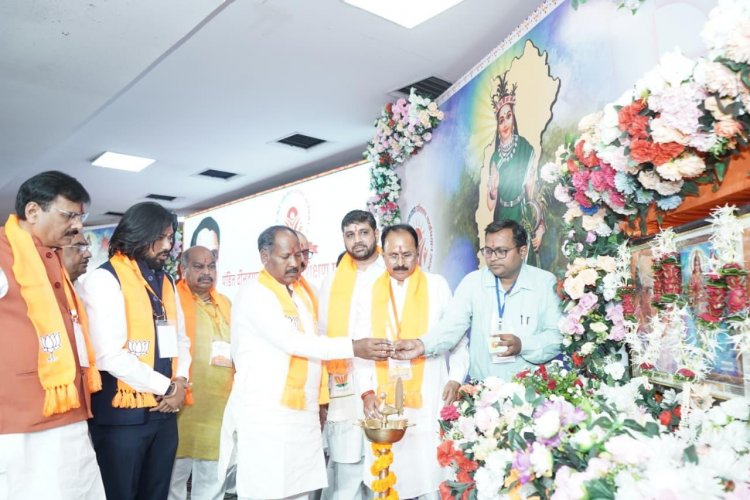 प्रशिक्षण शिविर के उद्घाटन सत्र में प्रदेश संघठन महामंत्री  पवन साय  एवं छ.ग. के केबिनेट मंत्री  गुरु खुशवंत साहेब जी एवं पार्टी के प्रदेश पदाधिकारी शामिल हुये|