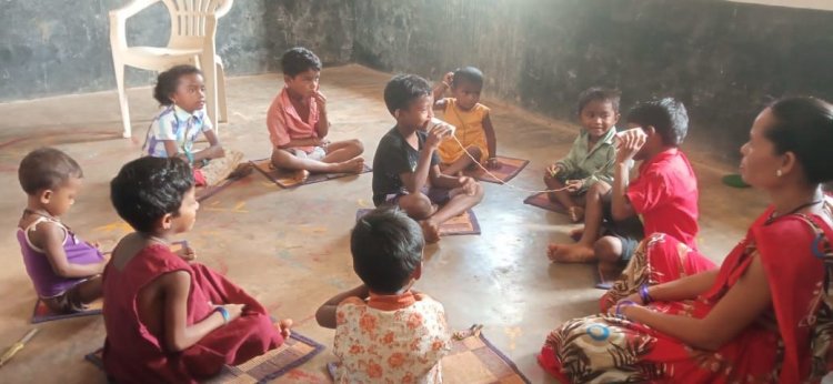 मिट्टी के दीयों और पेपर कप फोन से जगमगाई सीख की दुनिया