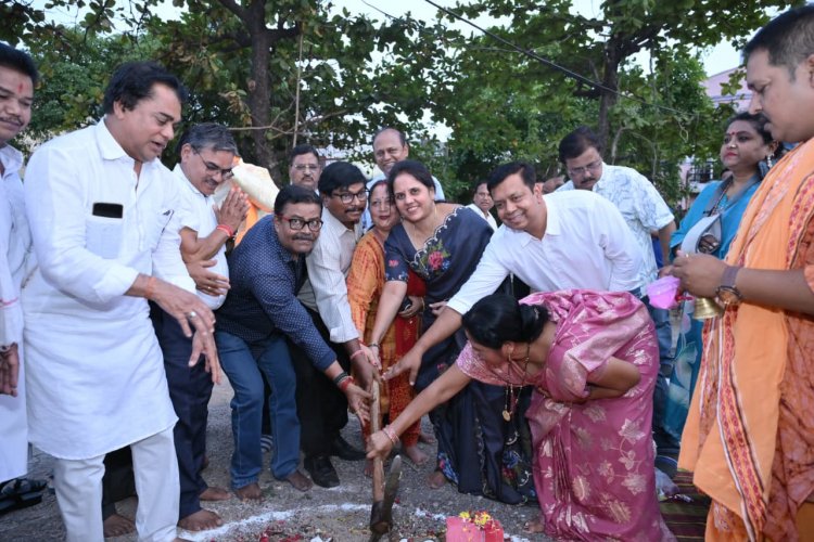 पूर्व ग्रामीण विधायक ने केवल भूमिपूजन किया, कहीं भी कोई विकास कार्य नहीं किया, जबकि मोतीलाल साहू रायपुर ग्रामीण विधानसभा क्षेत्र के विकास पुरुष हैँ- महापौर मीनल चौबे
