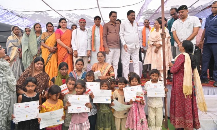 मंत्री दयाल दास बघेल ने झांकी शिविर में हितग्राहियों को वितरित किए प्रमाण पत्र, कार्ड एवं आवास की चाबियां