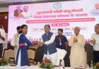 मुख्यमंत्री के हाथों मेधावी छात्रा को मिली 2 लाख रुपये की सहायता