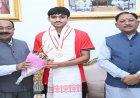 अंडर-18 एशिया कप विजेता हॉकी खिलाड़ी अवि मानिकपुरी ने मुख्यमंत्री साय से की सौजन्य भेंट