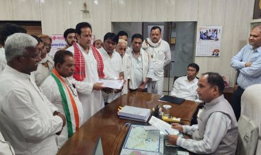 ‘‘गर्मी के दिनों’’ अत्यंत बिजली कटौती के कारण जनता त्रस्त, राजधानी के आमजन व वरिष्ठ जनों के साथ विकास उपाध्याय ने रायपुर कलेक्टर को सौंपा ज्ञापन