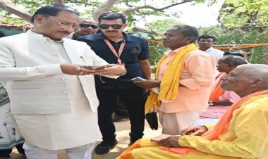 मुख्यमंत्री ने किया बड़े कनेरा में मिलीं दुर्लभ पांडुलिपियां का अवलोकन