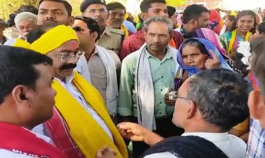 उप मुख्यमंत्री साव ने आम पेड़ के नीचे लगाई चौपाल, ग्रामीणों से योजनाओं का लिया फीडबैक