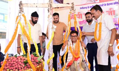 जन्मदिवस पर मौसमी फलों और लड्डू से तौले गए वित्त मंत्री  ओपी चौधरी