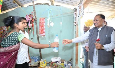 ’मुख्यमंत्री विष्णु देव साय ने पानी की बोतल खरीदकर बढ़ाया हौसला, कहा- यही है नए बीजापुर की तस्वीर’