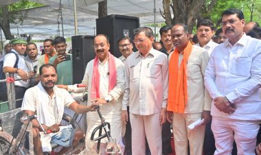 उप मुख्यमंत्री  अरुण साव की संवेदनशीलता से दिव्यांग कपिल के चेहरे पर लौटी मुस्कान’