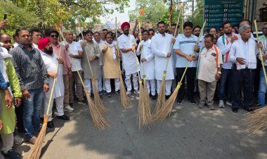 ट्रिपल इंजन की सरकार का रायपुर की जनता को तौफा है कि कभी घर का कचरा नहीं उठेगा कभी नालियां साफ नहीं होंगी और नगर निगम केवल टैक्स बढ़ाने का कार्य करेगा