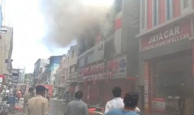राजधानी के MG रोड स्थित जय ऑटोमोबाइल में लगी भीषण आग, मौके पर मची अफरा-तफरी