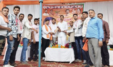 रायपुर ग्रामीण के प्रभावी एवं कर्मठ विधायक श्री मोती लाल साहू एवं वार्ड पार्षद के एवं भाजपा के समस्त मुख्य अतिथिगण सतनाम भवन आदर्श नगर में रोड,नाली, जल, पर्यावरण रक्षण हेतु भूमिपूजन पहुँचे ।