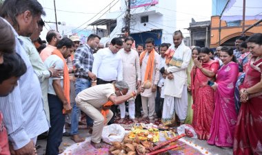 रायपुर पश्चिम विधायक राजेश मूणत ने नगर निगम जोन 1 वार्ड 17 एवं 18 क्षेत्र हेतु एकमुश्त 2 करोड 6 लाख रू. के नये स्वीकृत विकास कार्यों का पार्षदो सहित भूमिपूजन कर नगरवासियों को दी शानदार सौगात