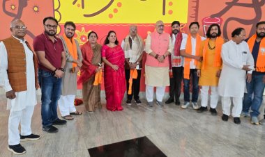 रायपुर पहुँचे केंद्रीय वस्त्र उद्योग मंत्री  गिरिराज सिंह का स्वामी विवेकानंद एयरपोर्ट पर आत्मीय स्वागत किया।