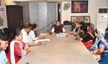 बसना विधायक कार्यालय में जिला स्तरीय महिला सम्मेलन हेतु विशेष बैठक संपन्न, विधायक डॉ. संपत अग्रवाल ने रूपरेखा तैयार कर दिए आवश्यक निर्देश