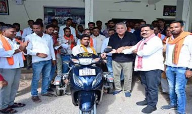 उप मुख्यमंत्री शर्मा की संवेदनशील पहल से दिव्यांग जीवराखन पटेल को मिली स्कूटी, एक दिन में पूरी हुई मांग