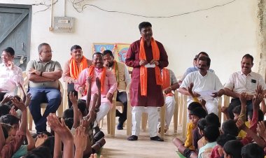 हीरानार छात्रावास पहुंचे मंत्री  केदार कश्यप, विद्यार्थियों का बढ़ाया हौसला
