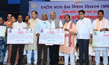 ​बलौदाबाजार में 'जिला स्तरीय तिलहन मेला सह जैविक कृषि कार्यशाला' संपन्न, किसानों और मछुआरों को बांटे गए कृषि आदान
