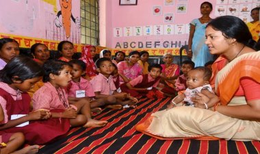 महिला एवं बाल विकास मंत्री लक्ष्मी राजवाड़े का सुकमा दौरा: बच्चों के बीच बैठकर पढ़ी एबीसीडी