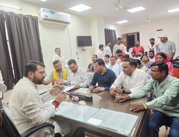 तेलीबांधा तालाब में तेलीन दाई की मूर्ति लगाने की मांग को लेकर  शहर जिला साहू संघ मिला नेता प्रतिपक्ष आकाश तिवारी से