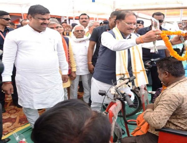 जब मुख्यमंत्री साय ने थामा हाथ, तो दिव्यांग हितग्राही की जिंदगी में लौटी उम्मीद की रौशनी