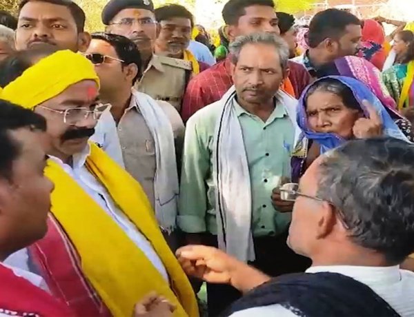 उप मुख्यमंत्री साव ने आम पेड़ के नीचे लगाई चौपाल, ग्रामीणों से योजनाओं का लिया फीडबैक