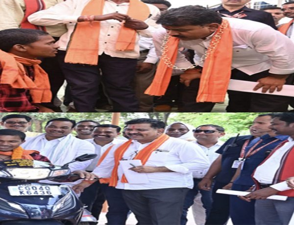 उप मुख्यमंत्री शर्मा ने दिव्यांग नंदकुमार को स्कूटी प्रदान की