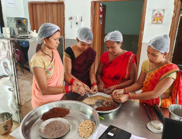 महुआ से समृद्धि की राह: वन धन विकास केंद्र कौरिनभाठा बना महिला सशक्तिकरण का मॉडल