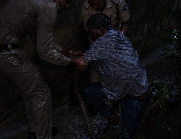 *तेज बारिश के बीच गंज पुलिस बनी सहारा, नाले में गिरे अर्धविक्षिप्त व्यक्ति को सुरक्षित निकाला*