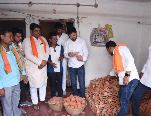 कुम्हार भाई के घर औचक मुलाकात कर जाना हालचाल, वरिष्ठ जनों का सम्मान कर भेंट किए छाते