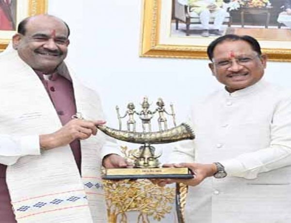 लोकसभा अध्यक्ष ओम बिरला ने मुख्यमंत्री विष्णु देव साय से की सौजन्य भेंट