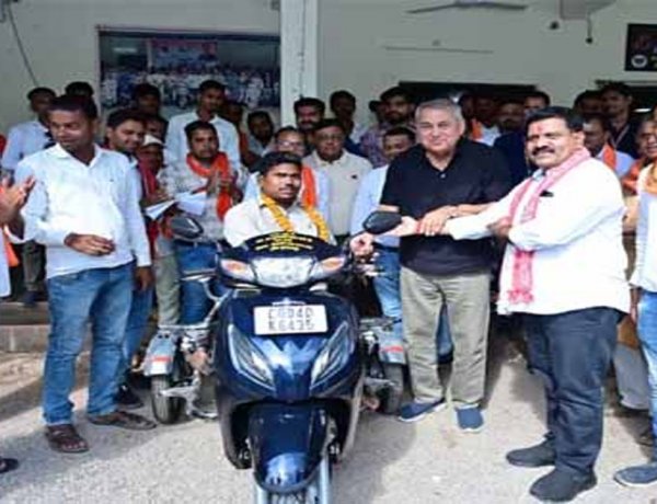 उप मुख्यमंत्री शर्मा की संवेदनशील पहल से दिव्यांग जीवराखन पटेल को मिली स्कूटी, एक दिन में पूरी हुई मांग