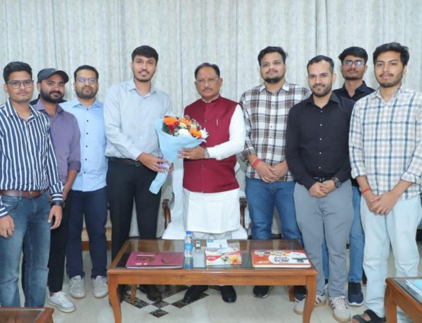 मुख्यमंत्री विष्णुदेव साय ने यूपीएससी प्रारंभिक परीक्षा में सफल ट्राइबल यूथ हॉस्टल के विद्यार्थियों से की मुलाकात