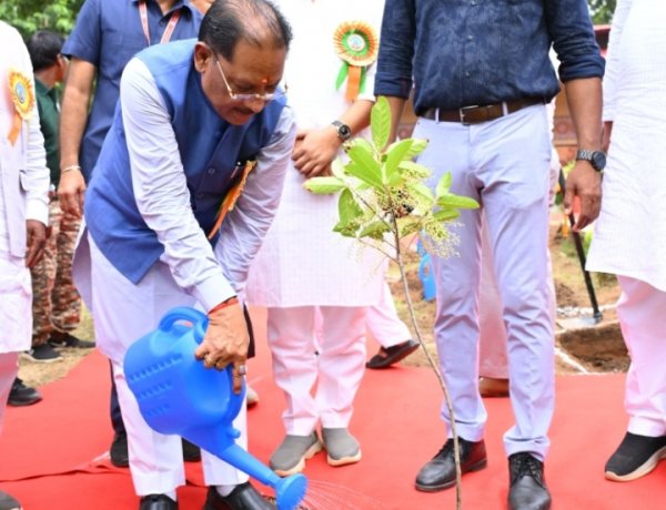 मातृशक्ति एवं प्रकृति के प्रति श्रद्धा का अनुपम संगम : मुख्यमंत्री  विष्णु देव साय ने "राम वाटिका" में किया रुद्राक्ष का पौधारोपण