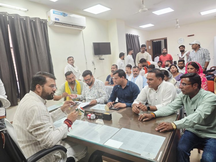 तेलीबांधा तालाब में तेलीन दाई की मूर्ति लगाने की मांग को लेकर  शहर जिला साहू संघ मिला नेता प्रतिपक्ष आकाश तिवारी से