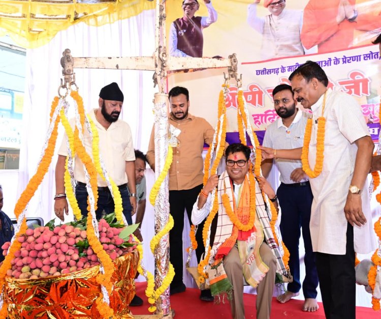 जन्मदिवस पर मौसमी फलों और लड्डू से तौले गए वित्त मंत्री  ओपी चौधरी