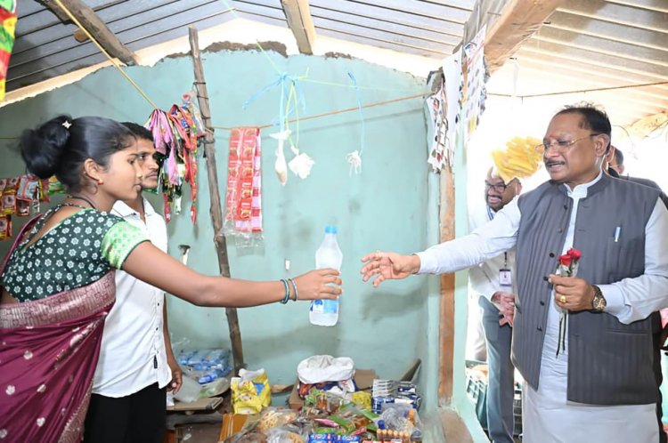 ’मुख्यमंत्री विष्णु देव साय ने पानी की बोतल खरीदकर बढ़ाया हौसला, कहा- यही है नए बीजापुर की तस्वीर’