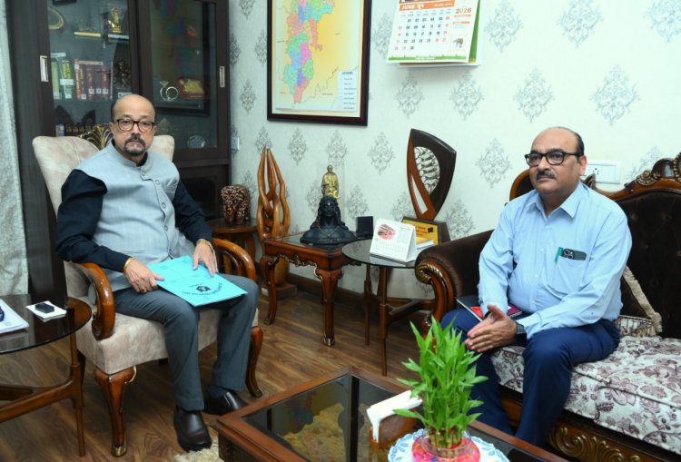 ’राज्यपाल  रमेन डेका से मुख्य सचिव ने सौजन्य भेंट की’