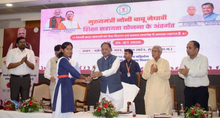 मुख्यमंत्री के हाथों मेधावी छात्रा को मिली 2 लाख रुपये की सहायता