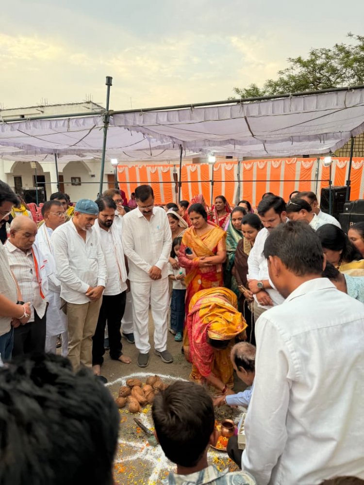 रायपुर ग्रामीण विधायक मोतीलाल साहू ने वार्ड 10 नगर निगम जोन 9 के विभिन्न 9 स्थानों में रोड, नाली, पाईप लाईन के लगभग 57 लाख 80 हजार रूपये के नए विकास कार्यों को वार्ड पार्षद देवदत्त द्विवेदी, मोहन साहू सहित भूमिपूजन कर करवाया प्रारम्भ