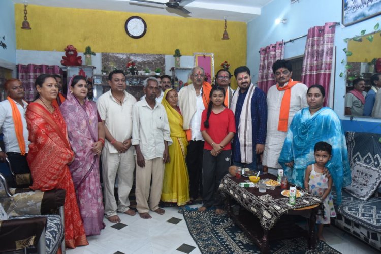 घर-घर पहुंचे सांसद बृजमोहन अग्रवाल: ग्रामीणों के बीच रात्रि भोज, विकास और जनकल्याण को लेकर कई अहम घोषणाएं